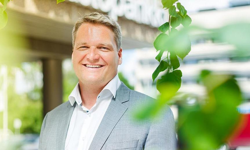 TOIMITUSJOHTAJAN KATSAUS HUOLENPITOA ASIAKKAISTA VAHVISTAMME ASEMAAMME VALTA- KUNNALLISENA PANKKINA Tahdomme olla aina paikkakunnan paras ja