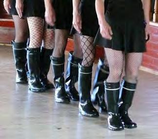 Vuodesta 007 alkaen kesätanssikursseja on pidetty Savion lavalla ja joitakin kertoja myös Kukonhiekassa Saarijärvellä. Uusia tanssin harrastajia innostuu aina noin 400 vuodessa.