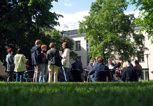 teologisen tiedekunnan kirjaston porukkaa: Tiina Tuomisto, Riikka Tossavainen, Kaisu Leinonen, Anne Pannula ja Terkon porukkaa, esim.