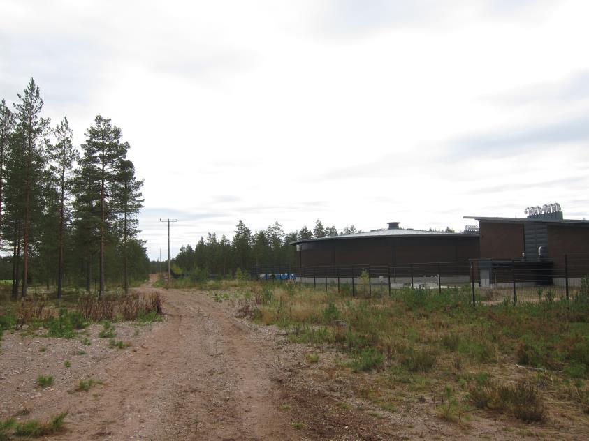 43 Kuva 28. Näkymä Harjureitiltä laitosrakennusalueelle. Oikealta, vastaanottosäiliö ja puhdasvesisäiliö.