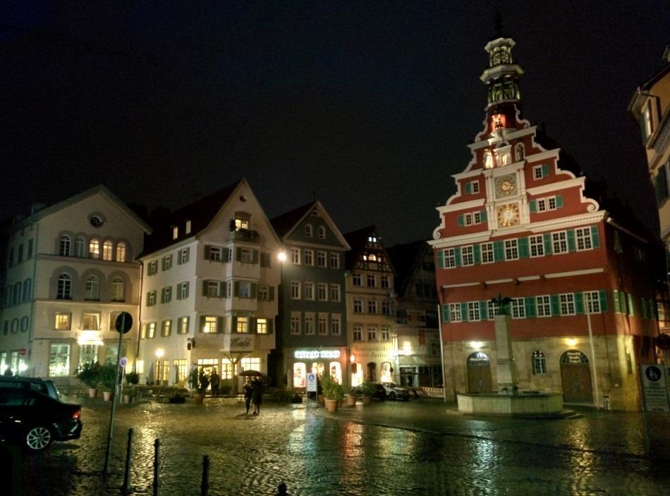 Esslingen am Neckar. Stuttgart on hyvällä paikalla matkustelua varten. Kaupungista on suhteellisen lyhyt matka kaikkialle Keski-Eurooppaan.