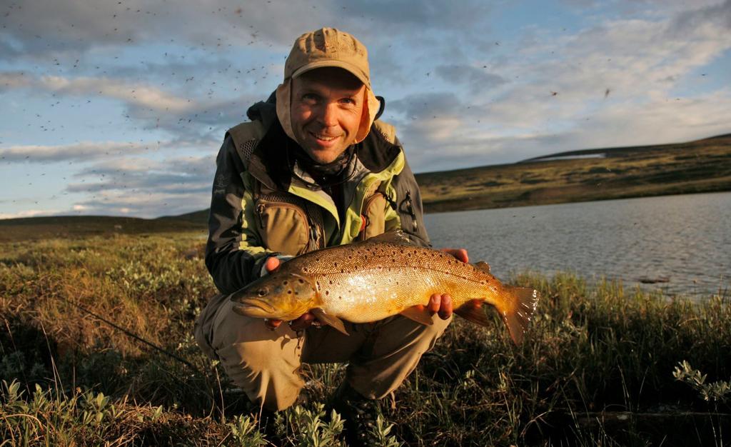 KALASTUSSÄÄNNÖT Suurimmassa osassa Finnmarkseiendommenin järvistä ja vesistöistä voi kalastaa vapakalastusvälineen tai käsisiiman avulla, ja useimmissa järvissä myös harjuslaudan avulla.