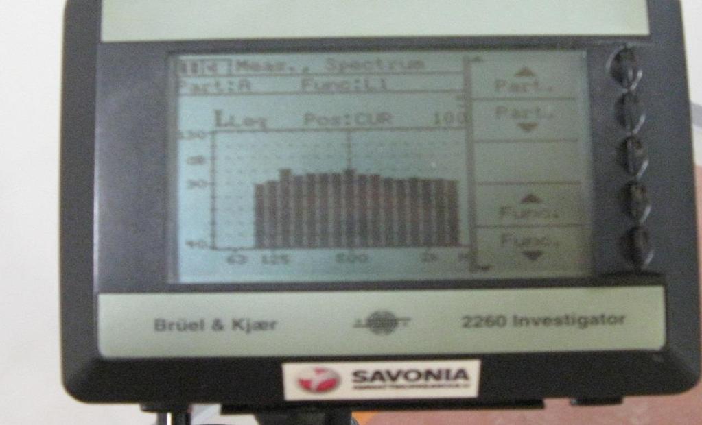 41 KUVA 22. Askeläänitasoluku voidaan lukea tarkkuusäänitasomittarin päätteeltä 500 Hz kohdalta Askelääneneristystä mitattaessa käytetään ISO-standardoitua askeläänikojetta.