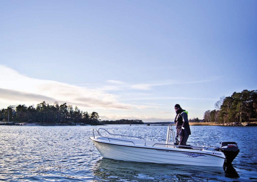 Täysiverinen saaristo- ja kalastusvene 435 En äkta skärgårds- och fiskebåt X-ellent 435 on kotonaan myös hieman kovemmassa merenkäynnissä.