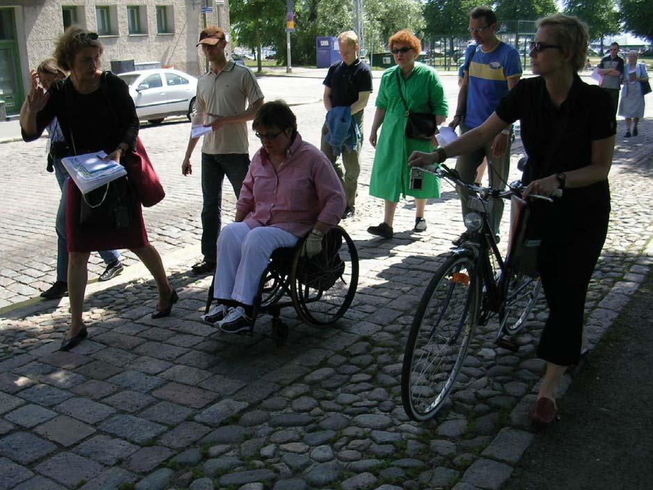 Kuva 5. Laivurinkadun historiallinen kivipäällyste jalkakäytävällä on erittäin epämiellyttävä pyörätuolin käyttäjälle.