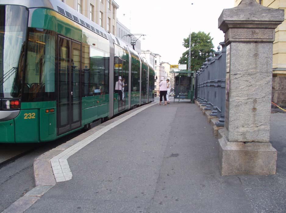 Kasarmikatu Kasarmikadun pituuskaltevuus on niin suuri, että se haittaa kadun esteettömyyttä, mutta jakso Pikku-Roobertinkadulta Pohjois-Esplanadille on tärkeä Kaartin kaupunginosan sisäinen yhteys.