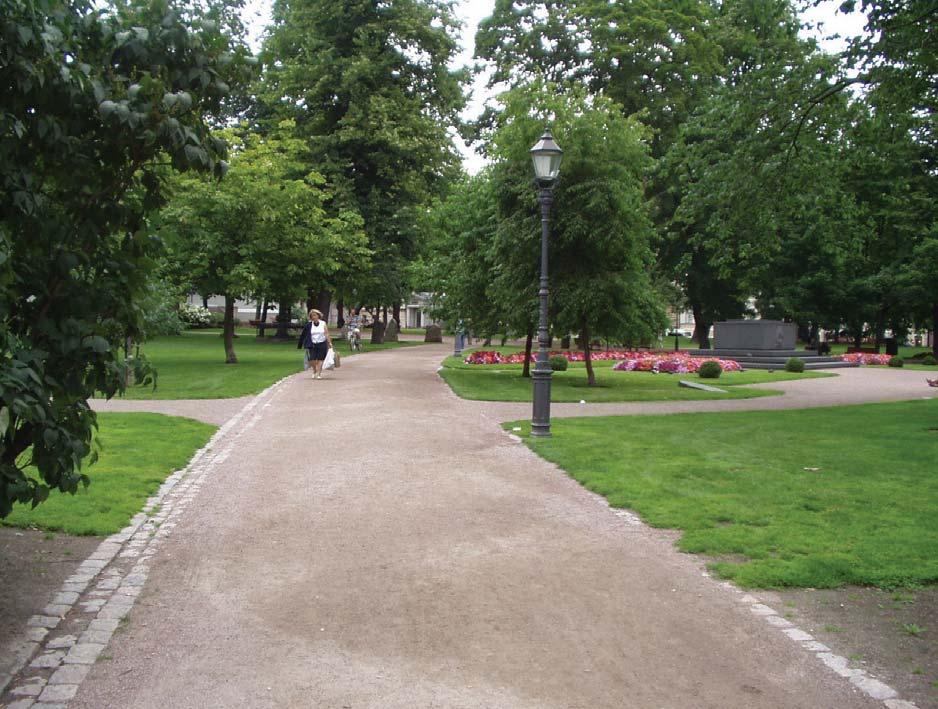 Esteettömyyshavainnot puistoissa Vanha kirkkopuisto Vanha kirkkopuisto on keskeisen sijaintinsa ja historiallisen merkittävyytensä takia yksi eteläisten kaupunginosien tärkeimmistä puistoista.