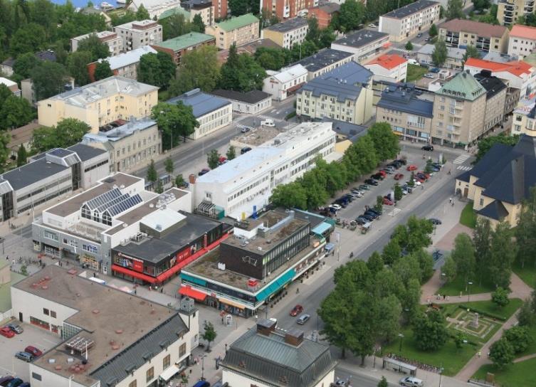 Tapanaisen talo, josta osa on tuhoutunut tulipalossa vuosia sitten. Suunnittelualueen pohjoispuolella on Koulukatu. Korttelin viereisillä tonteilla on myös liike- ja asuinrakennuksia.