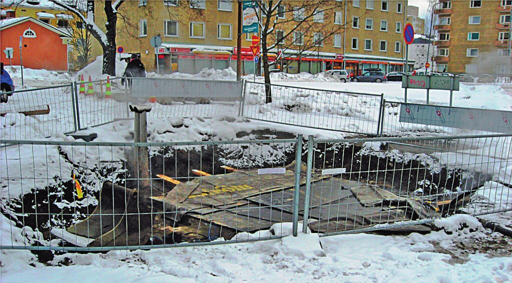 Kuva 2. Kaukolämpökaivon ympäristöä tapaturman jälkeen. Tapahtuman aikaan, sunnuntaina klo 15 sää oli talvinen, ilman lämpötila - 4-5 astetta ja lunta ei satanut.