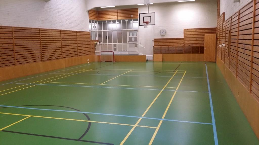 39 Kuvio 6. Jokelan vankilan liikuntasali Vangeilla on mahdollisuus myös soittamiseen ja postin lähettämiseen.