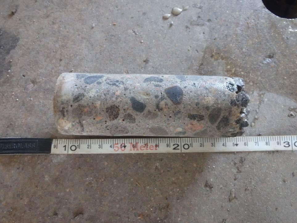 Näytteessä ei havaittu merkittävästi kohonneita pitoisuuksia tutkittuja haitta-aineita. Kuva 2. Näyte VahR2. Alapohja. Näyte ~145 mm pinnasta (betoni).