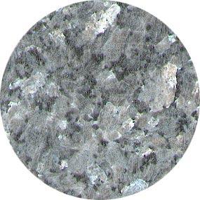 Blue Pearl ( Norja ) Siniharmaa, isorakeinen kivi, jossa välkehtiviä kiteitä, yleisvaikutelma siniharmaa. Kivi on isorakeinen, faasireunassa saattaa ilmetä lievää rosoisuutta.