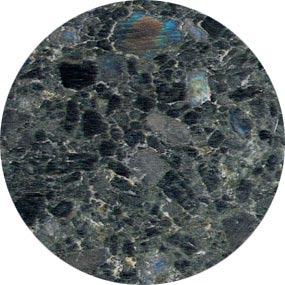 Spektroliitti ( Suomi ) Mustanharmaa, isorakeinen kivi, jossa sinisenä ja kellertävänä välkehtiviä kiteitä, yleisvaikutelma tumma. Kivi on isorakeinen, faasireunassa saattaa ilmetä lievää rosoisuutta.