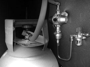 Selostus, nestekaasujärjestelmä KAASUPULLO Kaasupulloon mahtuu 11 kg propaanikaasua. Kaasua voidaan säilyttää kaasupullossa turvallisesti ilman aikarajoitusta.