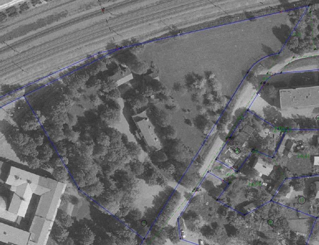 Vanhassa ilmakuvassa vuodelta 1946 voi nähdä vanhimmat puuryhmät ja erottaa säilyneen polkuverkoston, vaikka huvilan pihapiiri onkin hieman pienentynyt alkuperäisestä viereisten tehdasrakennusten