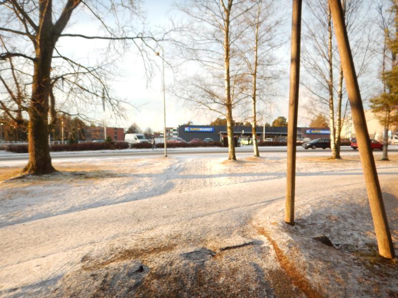 jalankulku- ja pyöräilyväylällä.