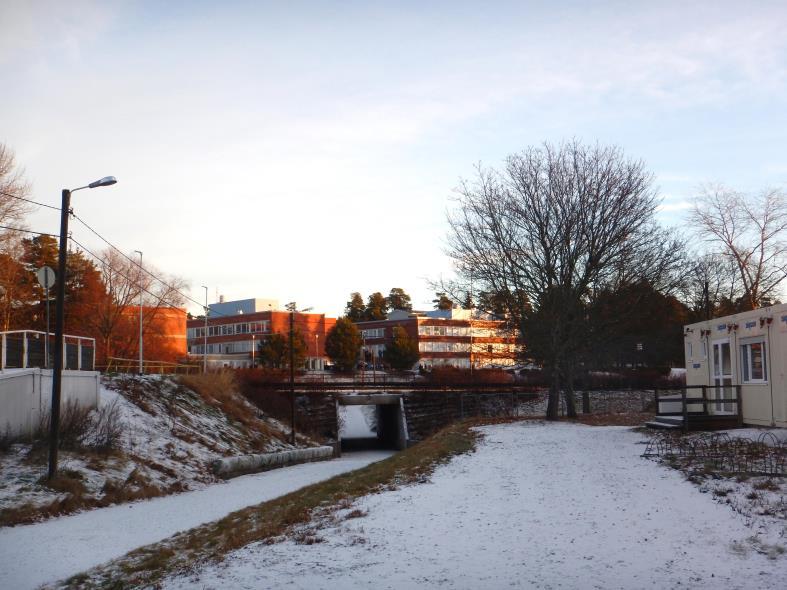 VALOKUVIA KOULUKESKUKSELTA Koulukeskuksen kohdalla