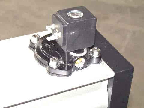 7) Keep the solenoid valve pressed while inserting the U-shaped fixing spring, then press till it fits into place.