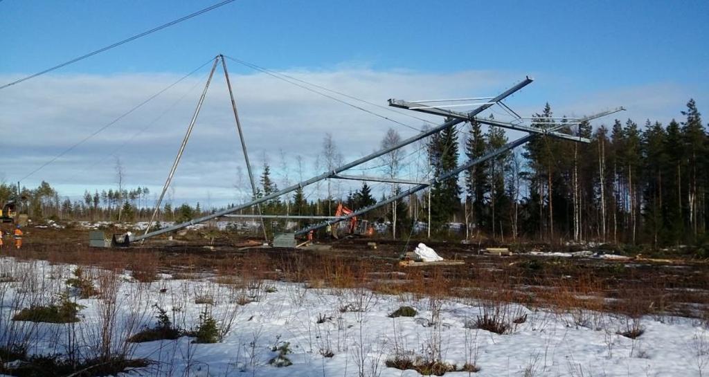 Sinkityistä teräsrakenteista koostuvat pylväät kuljetetaan osina pylväspaikoille, jossa ne kootaan pulttaamalla.