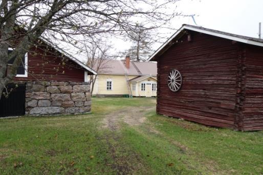 66 Ympäristövaikutusten arviointiohjelma Korhola sijoittuu lähimmillään noin 720 metrin etäisyydelle suunnitellusta voimajohdosta reittiosuudella B1 ja B2 (kuva 5.38).