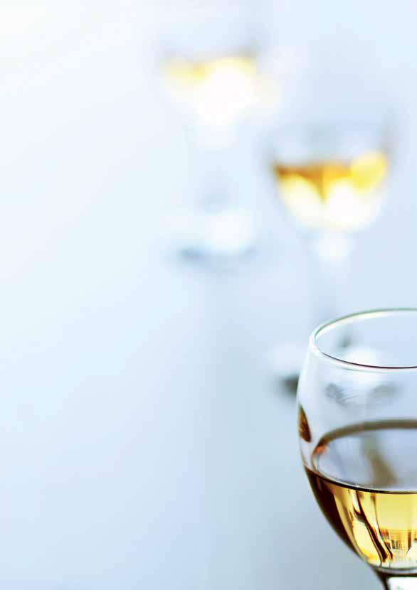 Miten alkoholi aiheuttaa syöpää? Alkoholi kasvattaa syöpäriskiä eri tavoin. Alkoholin sisältämä etanoli on olennainen syöpää aiheuttava tekijä eli karsinogeeni.