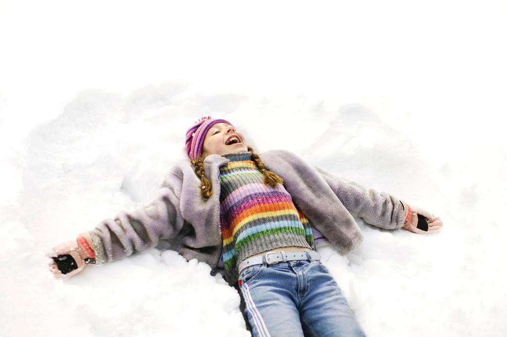Helmikuu helistää Sanonta helmikuu helistää tarkoittaa kuukaudelle tyypillisiä kovia pakkasia. Suomessa talvi on kovimmillaan helmikuun alussa ja se on tavallisesti vuoden kylmin kuukausi.