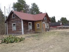 Sauna; Metsän ja peltojen ympäröimä perinteinen pienimuotoinen maatilan pihapiiri, jossa 1800 luvun rakennuskantaa edustavat asuinrakennus ja kaksi vilja aittaa.