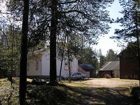 Riihi; Vihiluodontien varressa sijaitseva metsän ympäröimä neliöpiha, jossa runsaasti perinteistä rakennuskantaa 1900 luvun alkupuolelta.