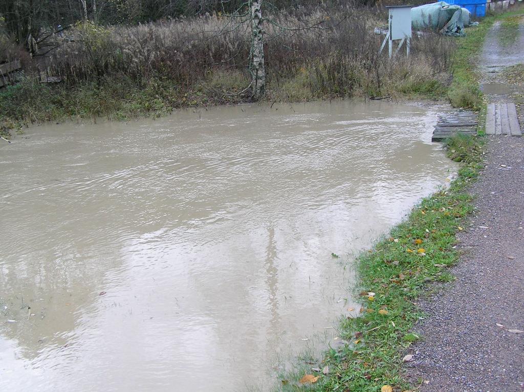 15 Kuva 4. Veden pinta Lausteentien sillan kohdalla runsaiden sateiden jälkeen (A. Teini, henkilökohtainen tiedonanto 11.11.2010).