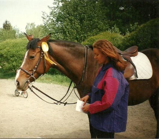 Rakas harrastus jäi 17 vuotiaana hoitohevoseni muutettua kauaksi kotitallista. 1.5 vuotta sitten innostuin tyttäreni ratsastustuntien myötä kokeilemaan vieläkö itse pysyisin hevosen selässä.