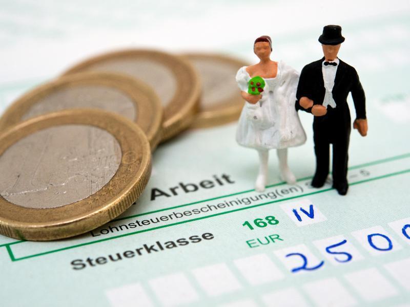 Mistä saksalainen palkka koostuu? Sosiaalivakuutusmaksut: Sosiaalivakuutusmaksujen osat palkasta jakautuvat seuraavasti: Eläkevakuutus 18,7% palkasta Sairausvakuutus max.
