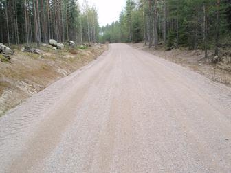 HAVAINNOLLISTAVIA KUVIA METSÄTEISTÄ Liite 5/1 Ylhäällä vasemmanpuoleisessa kuvassa on esimerkki hyväkuntoisesta metsätiestä.