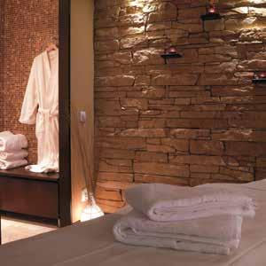 Hemmotteleva kylpylä ja hoidot Kylpylän sauna- ja allasparatiisissa nautit lämmöstä ja virkistävistä poreista.