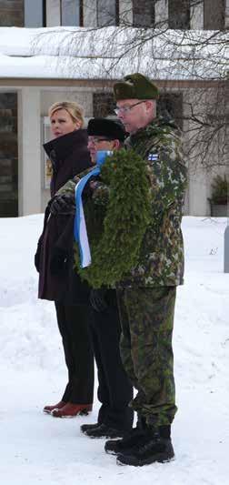 laskivat seppeleen Sodankylästä talvisotaan lähteneiden muistomerkille talvisodan päättymisen