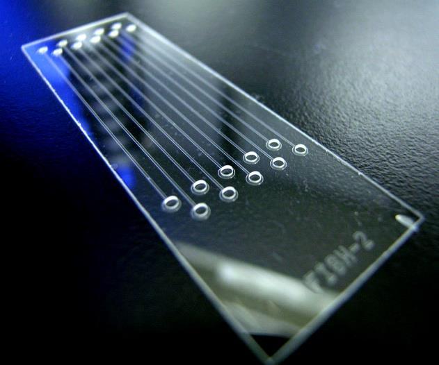 Mikrofluidinen laite Mikrofluidinen laite on käytännössä pieni siru, jossa on pieniä kanavia, joissa fluidi pääsee virtaamaan.