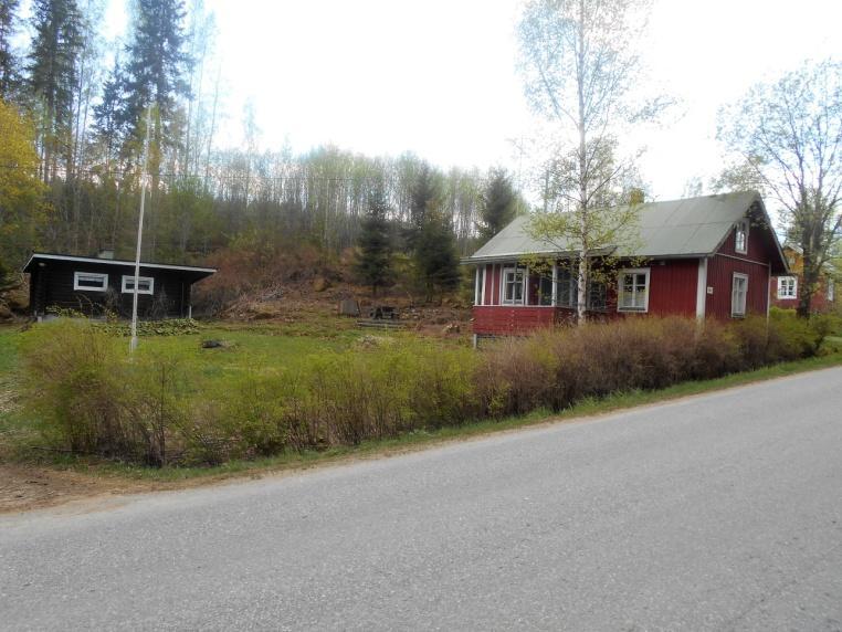 4 Havaintoja kylältä Moni lukija lienee havainnut, että Liesontien ja Kuohijoentien risteyksessä sijaitseva jo hieman metsittymään päässeen kauniin mummonmökin pihapiiriä on alettu raivaamaan.