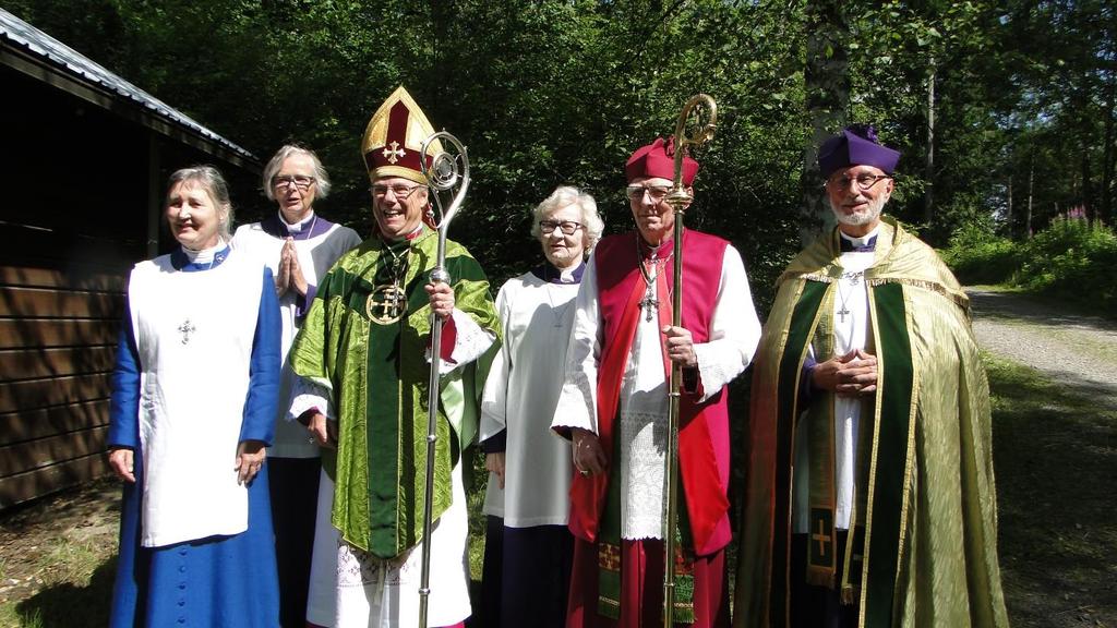Piispa Bertil vasemmalla ja oikealla piispa Göran, joka piti saarnan. Saarna on luettavissa tässä lehdessä. Jatkoa kansainvälisen kirkon 100-vuotishistoriikkiin.