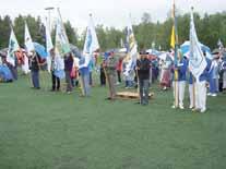 Kaikille suomalaisille annettiin Suomen lippu käteen.