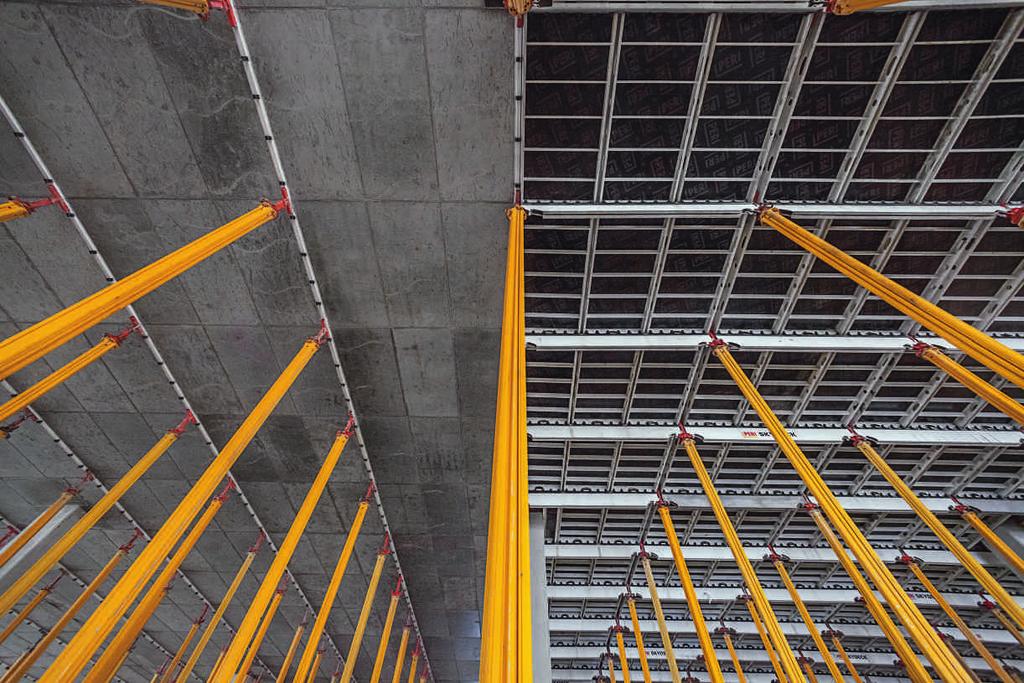 Purun jälkeen, vain holvituet pudotuspäillä ja peitelistat jäävät paikoilleen. SKYDECK-kasetit ja -palkit ovat käytettävissä seuraavaan vaiheeseen.