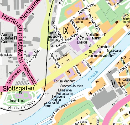 Satama-alue ravintoloineen, toiminnallinen merikeskus Forum Marinum sekä kuuluisa museoalus Suomen Joutsen sijaitsevat aivan kotikulmilla. Myös Turun linna on kävelymatkan päässä Amiraalista.