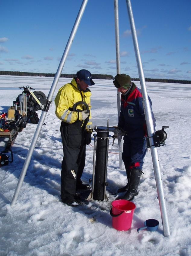 5 (a) (b) Kuva 2. Palolammen järvisedimenttinäytteenotossa käytetty (a) otin ja (b) ottimen yläosa, josta näyte ositettiin 2 cm: sivuiksi, Luikonlahden suljettu kuparikaivosalue, Kaavi. 2.4 Ominaisvastusluotaus Ominaisvastusluotainta käytetään pehmeiden, sähköjohtavien maalajien ominaisvastuksen mittaamiseen (Puranen et al.