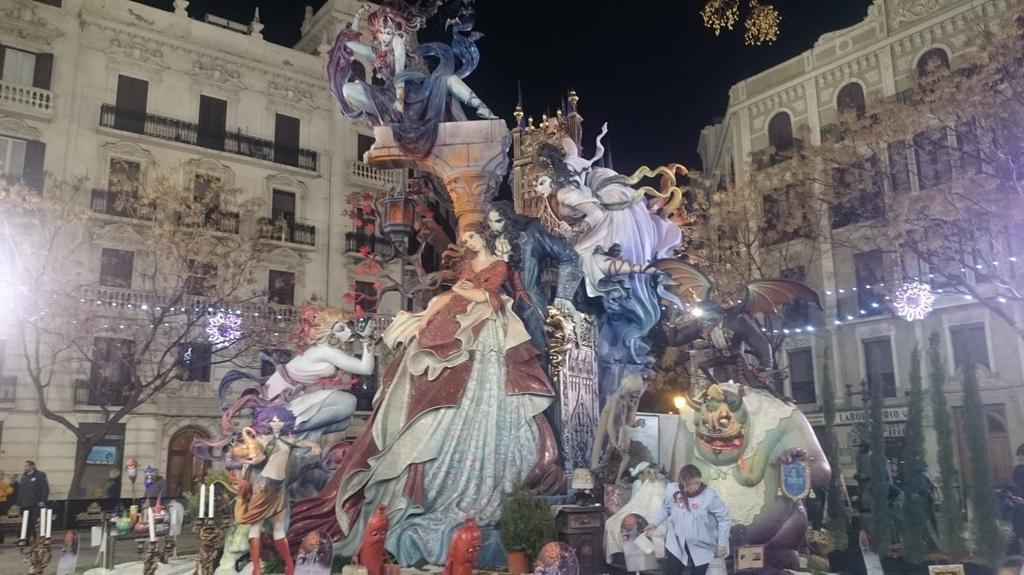 Kuva 4: Las Fallas juhlien jättimäinen