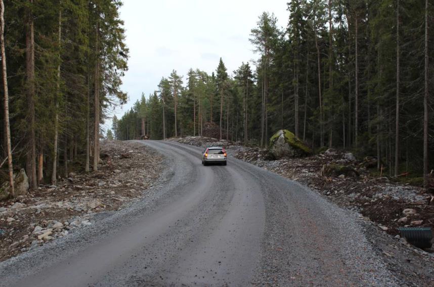 FCG SUUNNITTELU JA TEKNIIKKA OY Mikonkeitaan tuulivoimapuisto 31 Maakaapeli Kuva 5.6. Esimerkki tuulivoimapuiston rakennus- ja huoltotiestä.