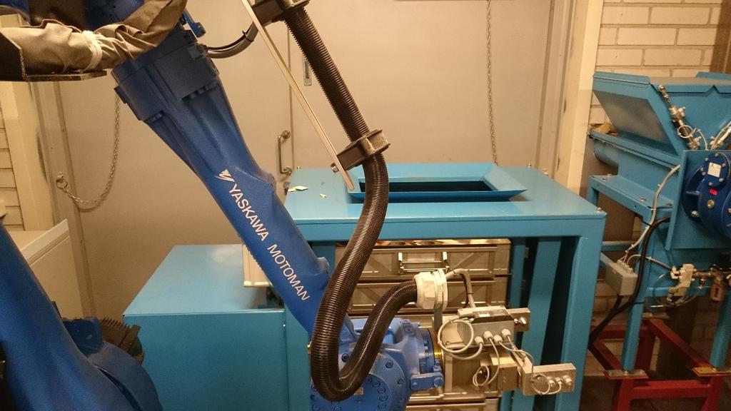 14 Kuva 5. Robottiavusteinen koeseula Joutsenossa. (kuva: Henri Karvinen) Koeseulonnassa hake jakautuu kuuteen eri jaeluokkaan seuraavasti: Ylisuuri, reikä > 45 mm.