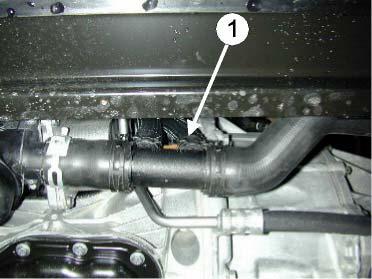 OPEL VIVARO,0 CDTi /NISSAN PRIMASTER.0, RENAULT TRAFIC 9/0 0 N Demonter platen under motoren. Demonter den venstre slangen () fra koblingen på nedre radiatorslange.