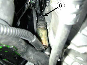 Kontakten legges langs nedre radiatorslangen mot venstre og stripses fast. Fyll på godkjent kjølevæske, og luft systemet ifølge bilprodusentens spesifikasjoner. Kontroller for lekkasje.