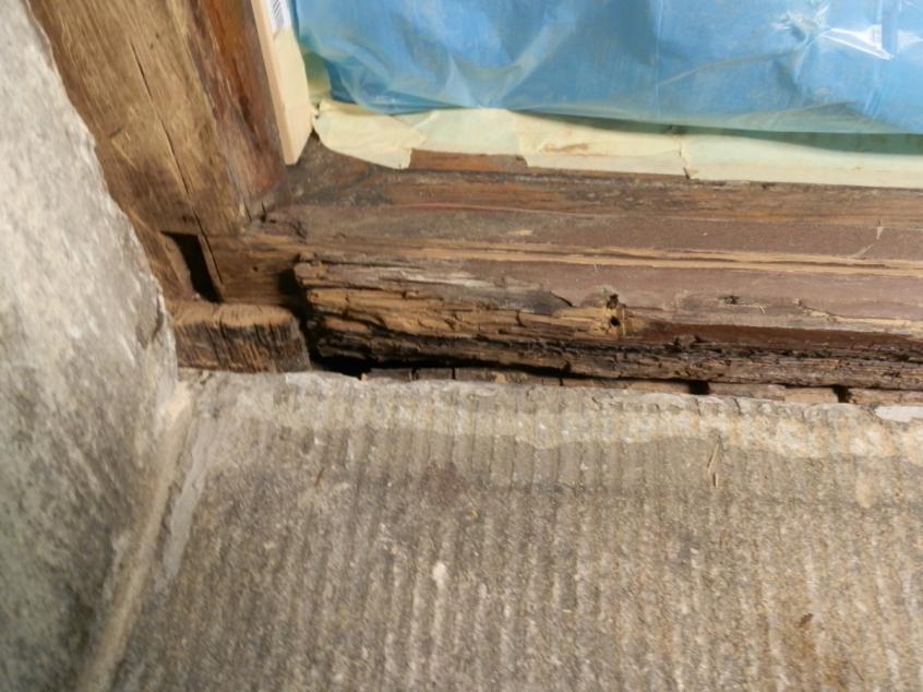 Ikkunakarmit ja puitteet Karmit Karmien puurakenteiden ulkopinnat yläikkunoissa olivat lahonneet suurelta osin. Suurissa alaikkunoissa lahovauriot olivat paikallisempia rajoittuen karmien alaosiin.