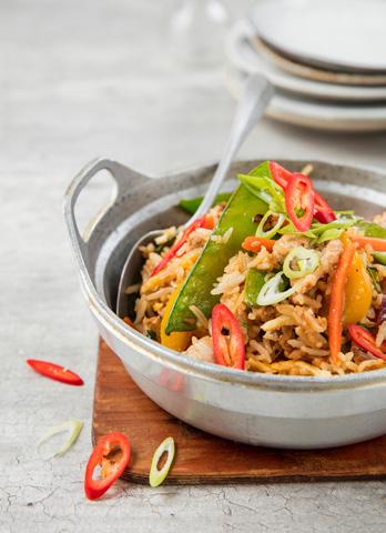 UUTUUS Apetit Wok Thai Paistettu riisi possulla 0,030 l Mildola Rypsiöljyä 0,480 kg Kananmunia 0,050 kg Inkivääriä, tuore, suikaloituna 0,020 kg Valkosipulirouhetta 0,800 kg Porsaanlihaa, suikaleina