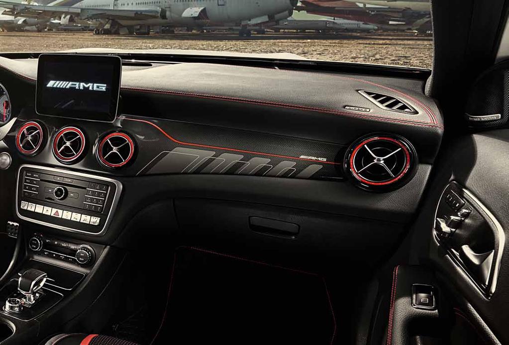 67 Cockpit joka ansaitsee tämän nimityksen Kun istahdat AMG Performance -istuimelle, jossa on voimakas muotoilu ja integroitu pääntuki, huomaat laadukkaat materiaalit ja urheilullisen tyylikkyyden.