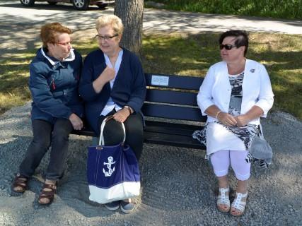 13 LC Rauma/Kanali Helmen nimikkopenkki Rauman kaupunki on saanut uuden puistonpenkin kauniin Suvitien varteen.